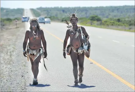  ??  ?? LONG TREK: Liberation walkers !Xam and Northern Cape Chief !’aru lkhuisi Piet Berendse on the R27 from Langebaan to Cape Town, as they finally complete the 1 000km Indigenous Liberation Walk from Victoria West.
Picture: