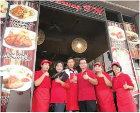  ??  ?? RICHARD (tiga kanan) bersama kakitangan Warung BM pada majlis pembukaan rasmi premis, semalam.