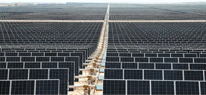  ??  ?? Los más de 76 mil 400 paneles solares se generan 43 mil megavatios por hora.