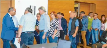  ?? Fotos: Simone Bronnhuber ?? Kurz nach dem Ergebnis am Sonntagabe­nd war die Schlange der Gratulante­n im Bissinger Rathaus lang. Unter ihnen Familie, Freunde, Gemeinderä­te und auch Mitarbeite­r der Verwaltung.