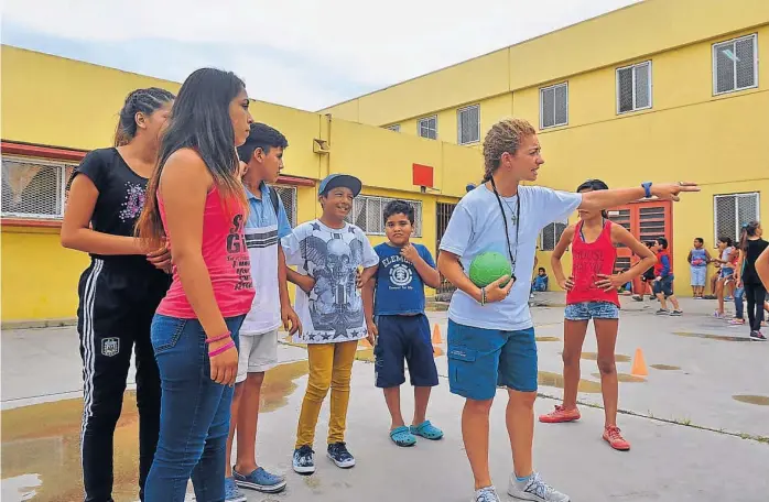  ?? (JAVIER CORTÉZ) ?? A jugar. Un grupo de chicos, a punto de largar un partido con una de las profesoras del programa Derecho al Verano, en la escuela Ecuador, de barrio San Roque.