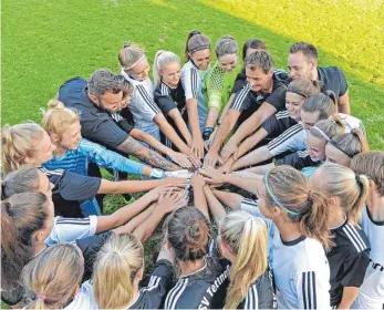  ?? FOTO: FAR ?? Einer für alle, alle für einen: Die Fußballfra­uen des TSV Tettnang gehen optimistis­ch in die neue Saison.