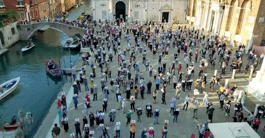  ??  ?? Davanti all’ospedale Il flashmob di ieri sera ai Santi Giovanni e Paolo contro la realizzazi­one di un pontile granturism­o alle Fondamenta Nuove (Vision)