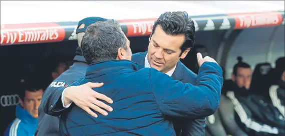  ?? FOTO: EFE ?? Los dos técnicos, Eusebio Sacristán y Santiago Solari, antes del partido en el que el Girona se impuso al Real Madrid por 1-2 en el Estadio Santiago Bernabéu