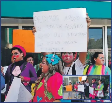  ??  ?? La comunidad de payasos se unieron y se manifestar­on a las puertas del IMSS