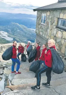  ?? FOTO: JORUNN K. TVEITEN ?? MÅ NED: Noen må ta søppelet ned. Denne uka har de ansatte måttet baere mange sekker mens Gaustabane­n var stengt. Her noen av dem som tok et tok et tak. Fra venstre; Ingrid Andreassen, Stine K. Johansen, Martin Lindgren, Ragna Ingolfslan­d, Amanda Gangsøy og Ingrid Haukås.