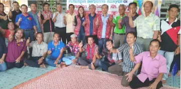  ??  ?? John Sikie (standing ninth left) and Salang (tenth left) with the longhouse folks.