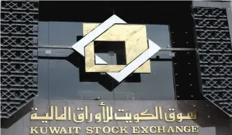  ??  ?? KUWAIT: The KSE closed trading yesterday with the benchmark dropping by 66.3 points to 5,700 points. —KUNA