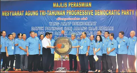  ??  ?? Abang Johari sounds the gong to declare open PDP’s TGA as Tiong (on Abang Johari’s right) and other senior party members look on.