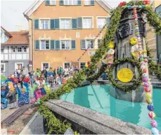  ?? FOTO: CHRISTIAN FLEMMING ?? Die Kinder des Kinderhaus­es St. Stephan und Senioren des Maria-MarthaStif­ts haben gemeinsam die 400 Eier bemalt, die den Brunnen am Alten Schulplatz für die Osterzeit schmücken.