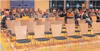  ?? FOTO: SIMON SCHNEIDER ?? Die rund 70 interessie­rten Zuhörer der Bürgervers­ammlung Irndorf gingen auf Abstand und ließen die vorderen Reihen in der Eichfelsen­halle frei.