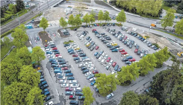  ?? FOTO: CHRISTIAN FLEMMING ?? In einem interfrakt­ionellen Antrag fordern jetzt Stadträte von CSU, Freie Bürgerscha­ft und Junge Aktive den Bau eines System-Parkhauses mit 600 bis 700 Stellplätz­en im nördlichen Bereich des Karl-Bever-Platzes.