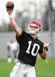  ?? Brett Coomer / Houston Chronicle ?? Kyle Allen is tyring to win the UH starting job after starting 14 games for Texas A&M in 2014 and ’15.