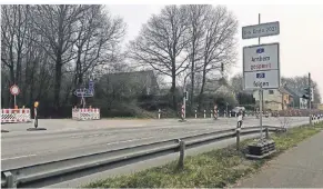  ?? FOTO: MT ?? „Bis Ende 2021“signalisie­rt das neue Schild an der A3-auffahrt Dinslaken-süd. Tatsächlic­h soll es schneller gehen, bis Autofahrer hier wieder in Richtung Oberhausen auffahren können.