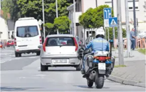  ?? ?? Policajac na motociklu mladića je zbog prekršaja slijedio do njegovog dvorišta...