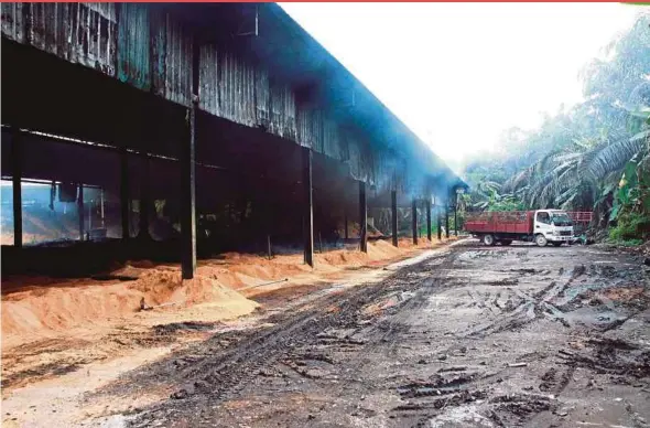  ?? OMAR
PIC BY AMIR IRSYAD ?? The illegal carbon filter factory in Bukit Mertajam. Although the state government had come forward on numerous occasions to douse the fiery storms over the issue, many people are not buying excuses that led to its failure to act against the illegal...