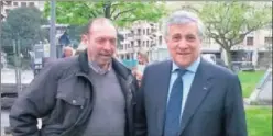  ??  ?? TAJANI. El presidente del Parlamento Europeo con Quini en Gijón.