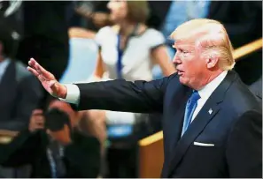  ?? — Reuters ?? Arm’s length: Trump greeting delegates after delivering his address at the UN headquarte­rs in New York.