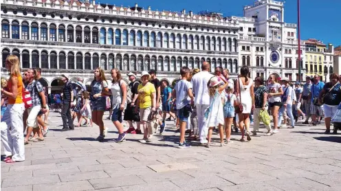  ?? Foto: imago/CHROMORANG­E ?? Venedig ist inzwischen genervt von den vielen Touristen, das Problem ist aber zum Teil hausgemach­t.