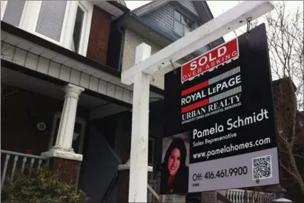  ?? THE CANADIAN PRESS ?? House sales in Canada are expected to fall 2.3 per cent to 495,100 next year, according to a new forecast from the Canadian Real Estate Associatio­n.