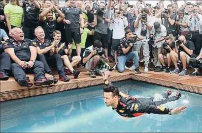  ?? YOAN VALAT / EFE ?? Ricciardo celebró su segunda victoria del curso lanzándose a la piscina de Red Bull