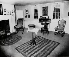  ??  ?? Arriba, la Old Stone House de Richmond (Virginia). Aunque Poe nunca vivió en esta casa, sino en otra de la ciudad, se convirtió en museo dedicado al escritor en 1922. Sobre estas líneas, interior de la vivienda del Bronx (Nueva York), en la que pasó sus últimos años.