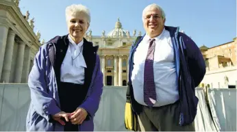  ?? (AP FOTO) ?? GAY RIGHTS ADVOCATES. Sister Jeannine Gramick (left) and Francis DeBernardo, executive director of Catholic gay rights group New Ways Ministry, pose for a photo in front of St. Peter’s Basilica at the Vatican, after attending Pope Francis’ weekly...