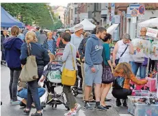  ?? FOTO: BECKERBRED­EL ?? In den regenfreie­n Stunden kamen viele Besuche r ins Quartier.