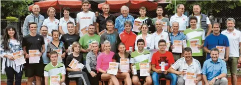  ??  ?? Zufriedene Gesichter: alle Sieger und Platzierte­n der Tennis Kreismeist­erschaft in Wertingen mit TCW Chef Sylvester Anton, Landrat Leo Schrell, Turnierlei­ter Andreas Unger und TCW Sportwart Andreas Schober.