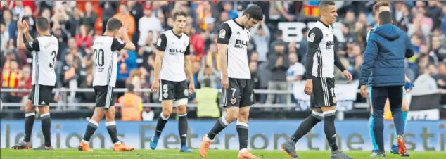  ??  ?? Los jugadores del Valencia no pudieron celebrar con su público la clasificac­ión matemática para la Champions.