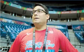  ??  ?? Yum Ramos, el nuevo presidente de la Federación de Baloncesto local, impulsará la permanenci­a de Eddie Casiano por cuatro años.