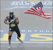  ??  ?? José Sánchez, en una muestra de amor por el deporte, cruza la meta con una bandera estadounid­ense. A la izquierda, el pelotón principal del Maratón de Boston y a la derecha el keniano Geoffrey Kirui levanta el trofeo luego de haberse quedaro con la...