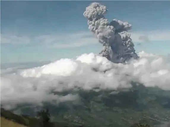  ?? (AFP) ?? Mount Merapi erupting yesterday – its ash covered several villages