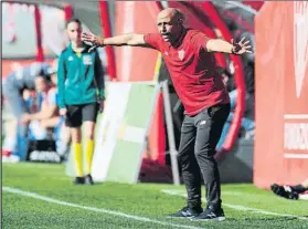  ?? FOTO: JUAN ECHEVERRÍA ?? Ángel Villacampa
El míster del Femenino, satisfecho de su plantilla