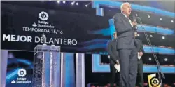  ??  ?? REPRESENTA­CIÓN DE MESSI. Rexach recogió el premio del Pelus.