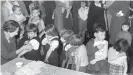  ??  ?? Die Älteren kennen ihn noch: den Piks gegen die Pocken. Hier in England 1962