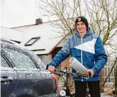  ?? Foto: Neidinger ?? Für seine Nebenjobs als K!ar.Texter und Zeitungsau­sträger ist Simon Neidinger bei jedem Wetter im Einsatz und hat viel Spaß dabei.