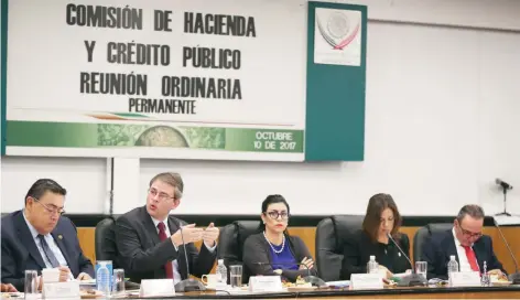  ??  ?? Miguel Messmacher (segundo de izq. a der.) y Vanessa Rubio (centro), ayer en la reunión de la Comisión de Hacienda de la Cámara de Diputados.