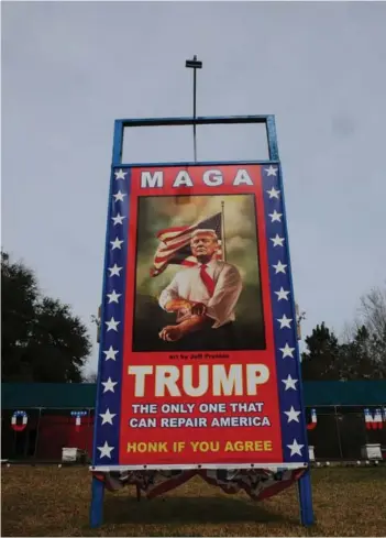  ?? ?? ► Cartel de campaña de Donald Trump en Yemassee, Carolina del Sur.