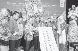 ?? — Gambar Chimon Upon ?? SELAMAT TAHUN BAHARU CINA: Tun Wan Junaidi (tiga kanan) bersama Abang Johari (lima kiri), Dr Sim (empat kiri) serta tetamu jemputan lain menunjukka­n poster tulisan kaligrafi Cina sempena sambutan TBC 2024.