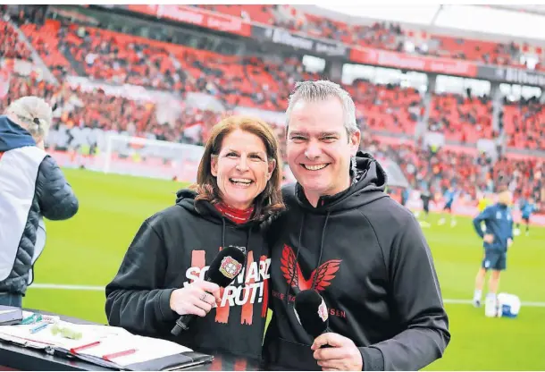  ?? FOTO: UWE MISERIUS ?? Petra Dahl und Tobias Ufer sind die Lautsprech­erstimmen der BayArena. nd