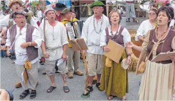  ??  ?? Die Gruppe „Poesie und Habermus“aus Glashütte wirkt authentisc­h.