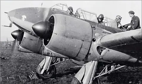  ?? DR/COLL. B. BOMBEAU ?? Le Potez 637 dotait le II/33 depuis mai 1939. Ce triplace de reconnaiss­ance était bien adapté aux missions à basse altitude, mais se montrait moins performant à haute altitude.