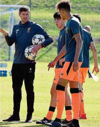  ??  ?? Words of wisdom: Steven Gerrard takes training with his Under 18 side GETTY IMAGES