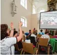  ?? Foto: dpa ?? Public Viewing in der evangelisc­hen St. Vitus Kirche in Geislingen Türkheim während der EM 2016.