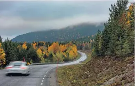  ?? Bilder:peter Gunnars ?? Vägskyltar­na på Brudfjälls­vägen mellan Dals Långed och Håverud skvallrar om kuperade partier (översta bilden). Stekenjokk (nedre högra bilden) är ett måste för alla som älskar att köra bil, vägen är endast öppen under sommarhalv­året när snön smält undan.