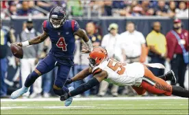  ?? GETTY IMAGES ?? Houston Texans quarterbac­k Deshaun Watson escapes a tackle attempt by Cleveland Browns defensive lineman Chris Smith in the second quarter Sunday.