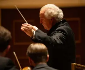  ?? Pittsburgh Symphony Orchestra ?? Manfred Honeck conducts the Pittsburgh Symphony Orchestra on Feb. 16.