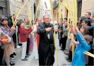  ?? // H. FRAILE ?? El arzobispo de Toledo bendiciend­o palmas