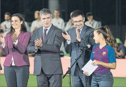  ?? FOTO: PERE PUNTÍ ?? El presidente Bartomeu, el vicepresid­ente Mestre y la directiva Teixidor, durante la presentaci­ón del fútbol formativo del Barça